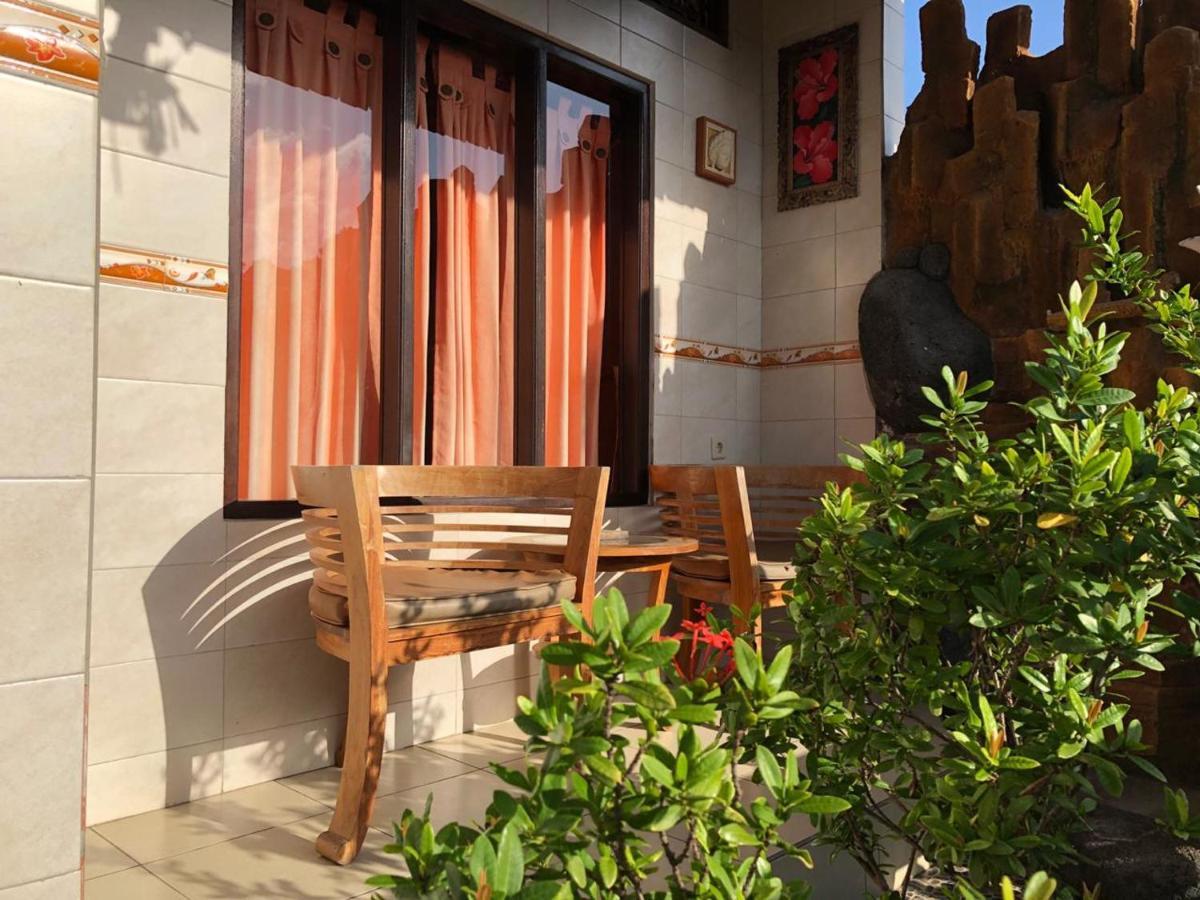 Kerti Beach Bungalow And Restaurant Падангбай Экстерьер фото